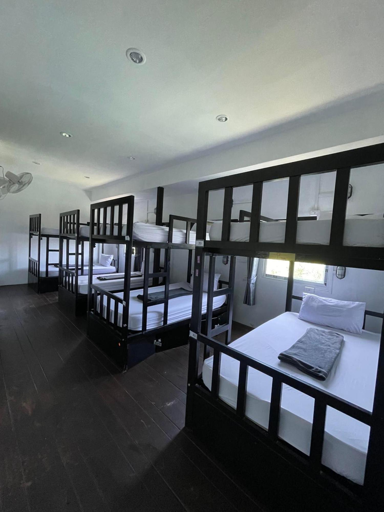 Social Quarters Blanco - Youth Hostel 18 To 35 Only 라일레이 비치 외부 사진