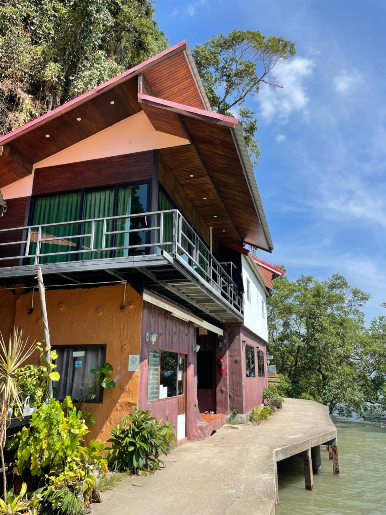 Social Quarters Blanco - Youth Hostel 18 To 35 Only 라일레이 비치 외부 사진