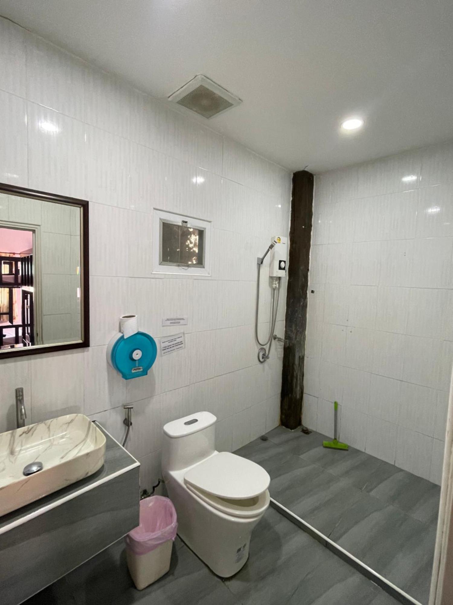 Social Quarters Blanco - Youth Hostel 18 To 35 Only 라일레이 비치 외부 사진